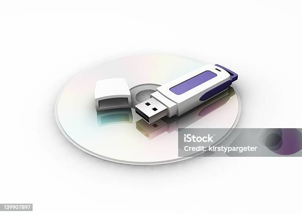 Chiavetta Usb Su Cd - Fotografie stock e altre immagini di Bianco - Bianco, Cavo USB, Chiave USB