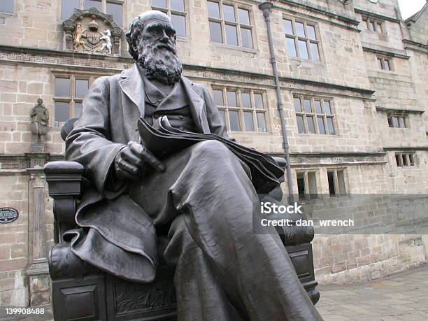 Estatua De Darwin Foto de stock y más banco de imágenes de Charles Darwin - Naturalista - Charles Darwin - Naturalista, Evolución, Shrewsbury