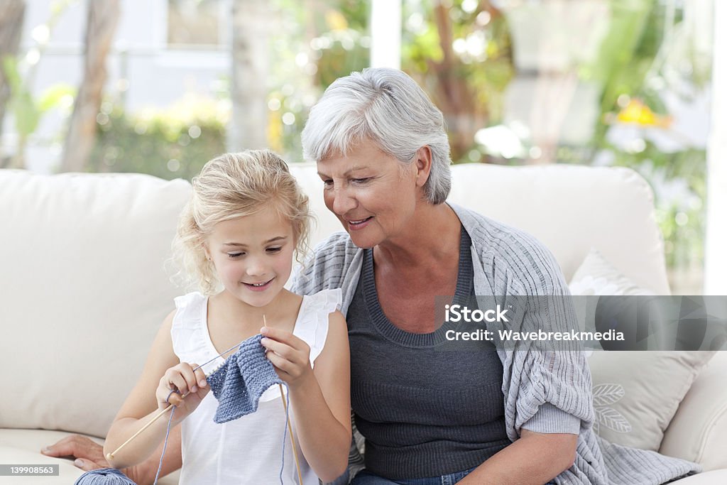 Senior tricoter avec sa petite-fille - Photo de Tricoter libre de droits