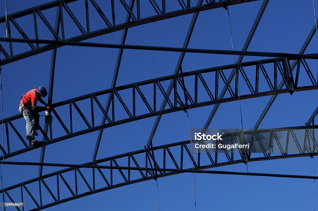 Travailleur dans une Structure en acier - Photo de Pont libre de droits