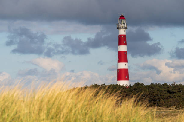 vuurtoren op ameland - lighthouse beacon north sea coastal feature fotografías e imágenes de stock