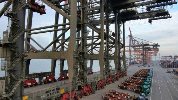 istock Heavy mobile hoists in ports 1399090732