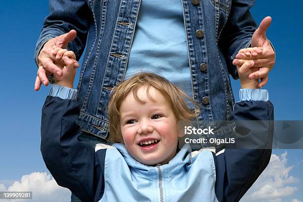 Criança Feliz Com A Mãe - Fotografias de stock e mais imagens de Adulto - Adulto, Alegria, Amor