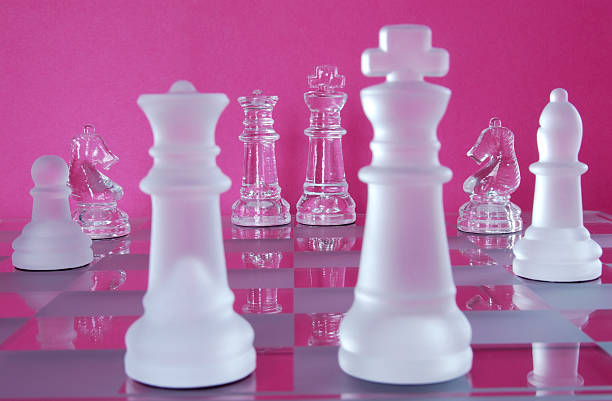 xadrez rei rainha batalha - chess pink strategy glass imagens e fotografias de stock