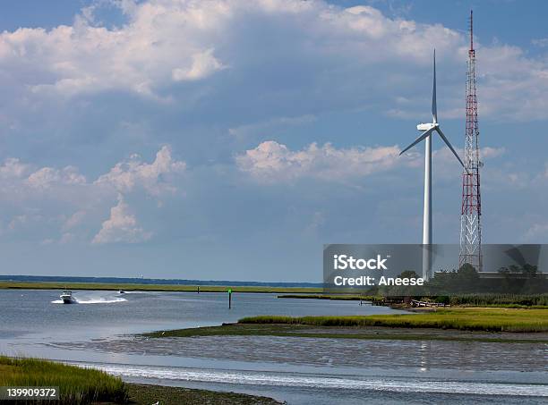 Turbina De Viento A Lo Largo De Humedales Hábitat Foto de stock y más banco de imágenes de Nueva Jersey - Nueva Jersey, Energía eólica, Energía sostenible