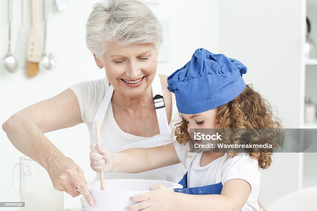 Kleines Mädchen bei ihrer Großmutter Backen - Lizenzfrei Backen Stock-Foto