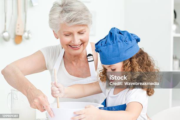 Kleines Mädchen Bei Ihrer Großmutter Backen Stockfoto und mehr Bilder von Backen - Backen, Bildkomposition und Technik, Bäckerei