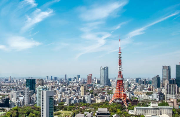 tokyo tower, japan - tokyo city skyline und stadtbild - japan tokyo tower tokyo prefecture tower stock-fotos und bilder