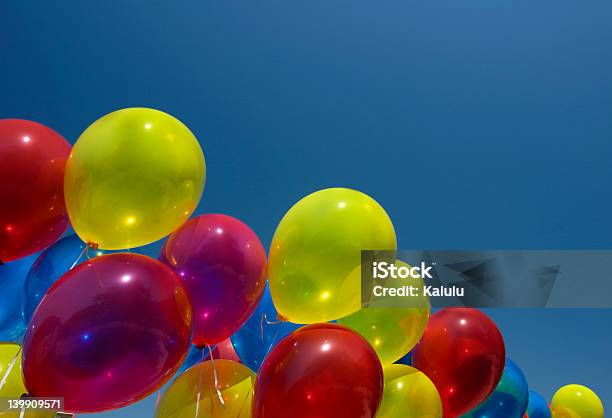 Photo libre de droit de La Fête  banque d'images et plus d'images libres de droit de Ballon de baudruche - Ballon de baudruche, Ballon gonflé à l'hélium, Bleu