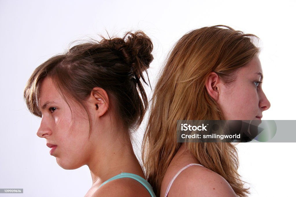 Dos chicas jóvenes enojado - Foto de stock de Enfurruñado libre de derechos