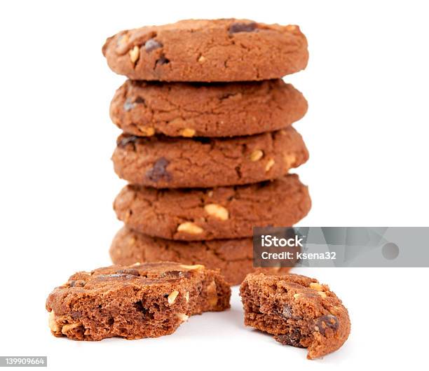 Cookies Con Tuercas Y De Chocolate Foto de stock y más banco de imágenes de Alimento - Alimento, Bloque - Forma, Cacahuete - Fruto seco