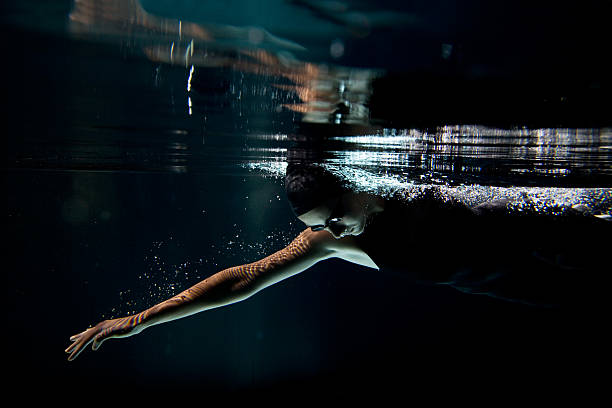 전문적이다 swimmer 바닷속이 기어가기 격리됨에 검정색 바탕 - 수영모자 뉴스 사진 이미지