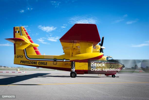 Cl 415 Waterbomber - しずくのストックフォトや画像を多数ご用意 - しずく, まぶしい, カラー画像