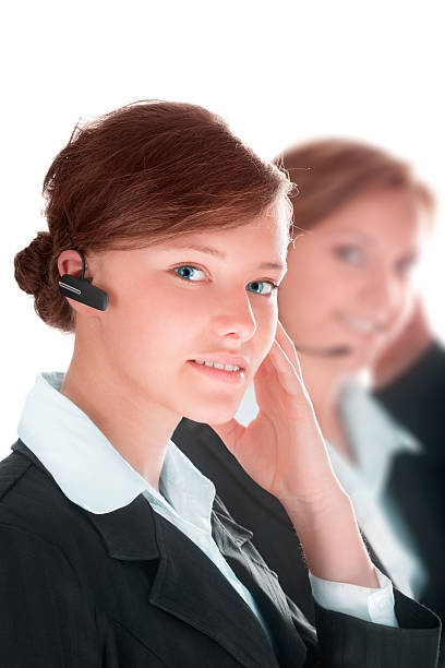 deux femmes centre d'appel - hotel reception customer service representative headset receptionist photos et images de collection