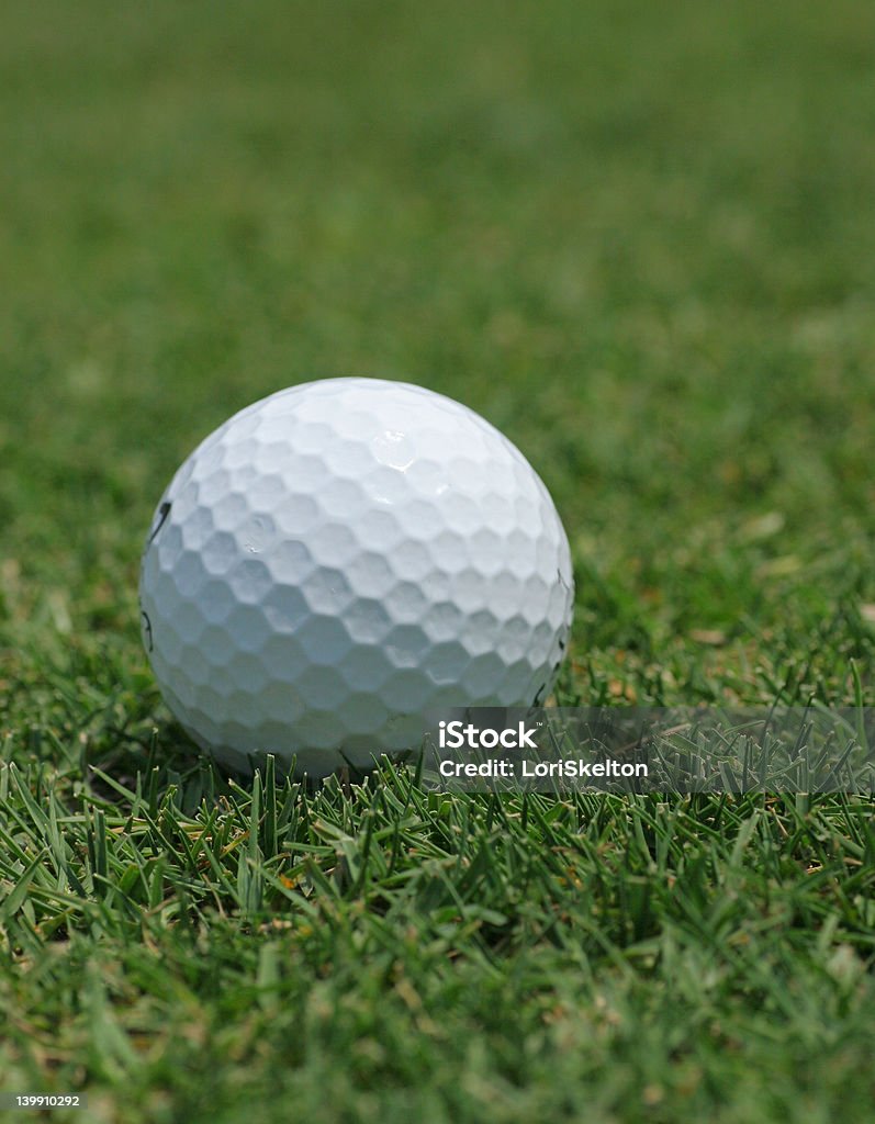 Golfball auf Grün - Lizenzfrei Bedienungsknopf Stock-Foto