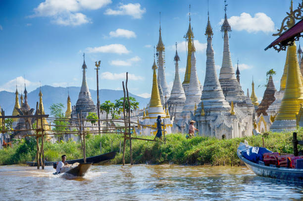 ywama paya mit bootstransport im indein dorf inle lake, myanmar - ancient architecture buddhism burmese culture stock-fotos und bilder