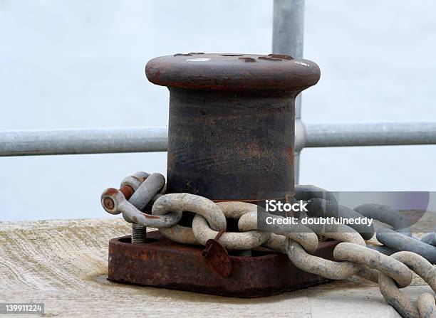 Photo libre de droit de Crampons Sont Enfermées Dans Un Amarrage banque d'images et plus d'images libres de droit de Borne - Borne, Taquet d'amarrage, Chaîne