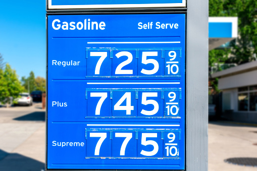 Señal de precio de gasolinera que muestra el alto precio de la gasolina por más de 7 dólares el galón de gasolina regular photo