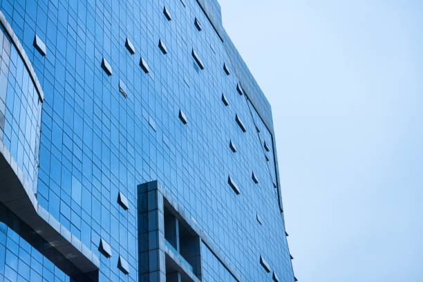vista de baixo ângulo de edifícios de escritórios na cidade de pequim contra céu azul - office building curve power modern life - fotografias e filmes do acervo