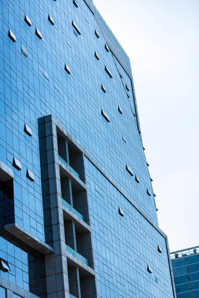 vista de baixo ângulo de edifícios de escritórios na cidade de pequim contra céu azul - office building curve power modern life - fotografias e filmes do acervo