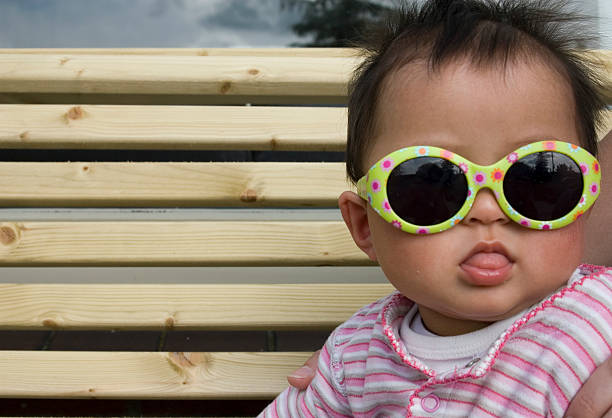 ベビーガール太陽とグラス - toddler child animal tongue human tongue ストックフォトと画像