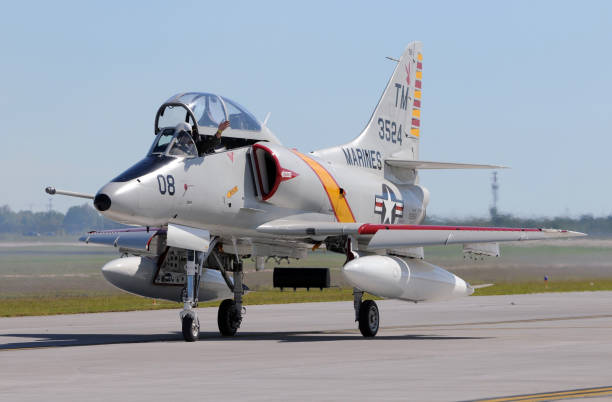 douglas a-4 skyhawk navy jetfighter - skyhawk fotografías e imágenes de stock