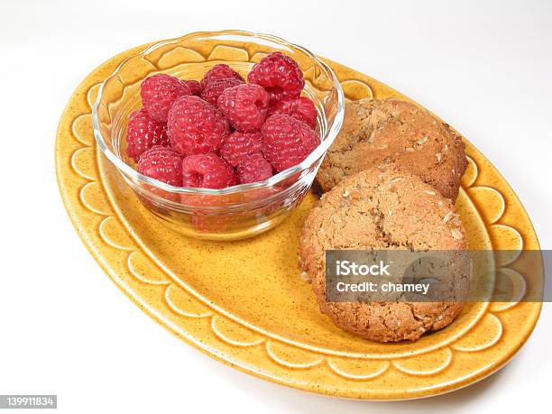 Photo libre de droit de Raspberries Deux Cookies banque d'images et plus d'images libres de droit de Aliment - Aliment, Aliments et boissons, Assiette