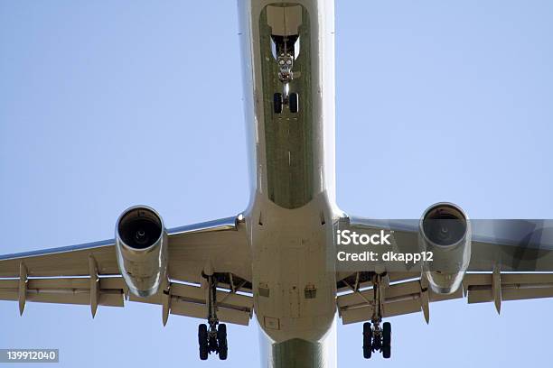 Para Todas Las Ruedas Foto de stock y más banco de imágenes de Acercarse - Acercarse, Aeródromo, Ala de avión