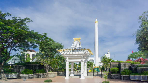 nationaldenkmal der stadthelden in surabaya, ost-java-indonesien. historisches wahrzeichen - wat blue ancient old stock-fotos und bilder