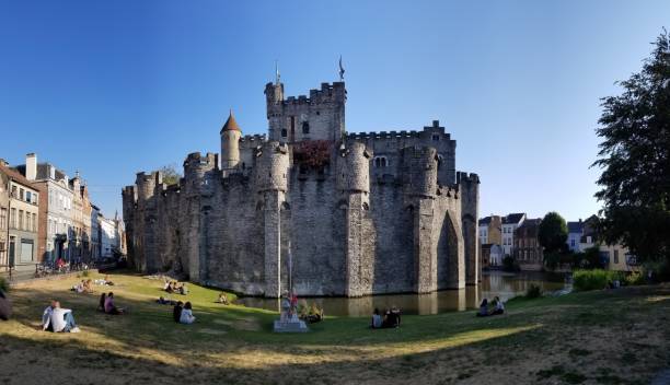 o castelo gravensteen do século x - castle gravensteen - fotografias e filmes do acervo