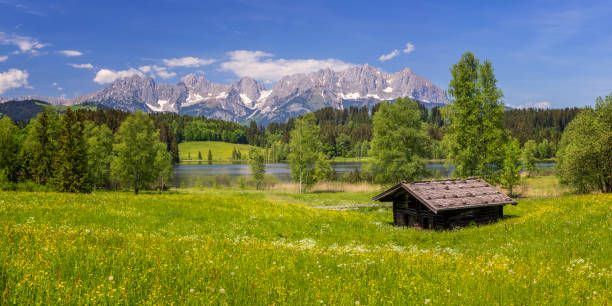 カイザー山脈を背景にした山の湖前の山小屋 - lake mountain north tirol austria ストックフォトと画像