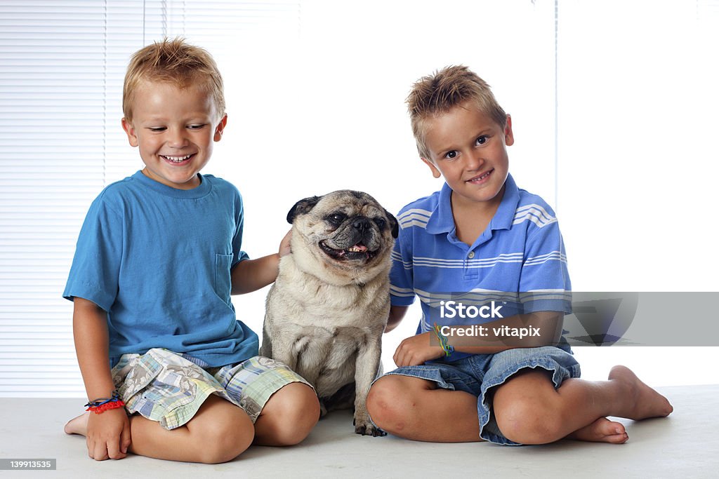 Deux jeunes garçons et leur chien - Photo de Affectueux libre de droits