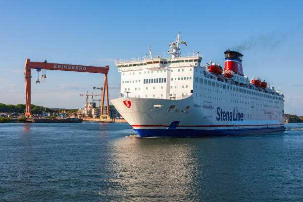 여객선과 스웨덴 예테보리 항구의 갠트리 크레인 - passenger ship ferry crane harbor 뉴스 사진 이미지