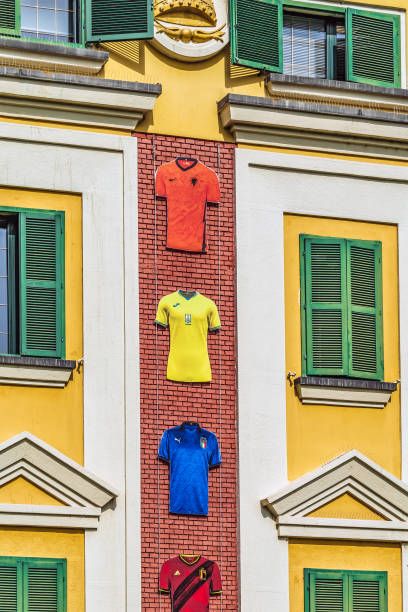 t-shirt-modelle europäischer fußballmannschaften an der wand des rathauses von tirana - uefa stock-fotos und bilder