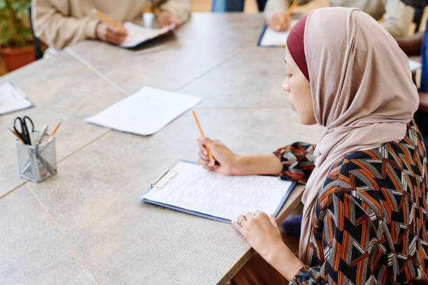 женщина, делающая тест по грамматике - women middle eastern ethnicity islam hijab стоковые фото и изображения