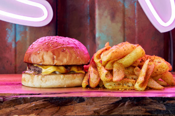 un hamburger, hamburger o cheeseburger su piatto di legno con patatine fritte patatine fritte. - sandwich turkey potato chip plate foto e immagini stock