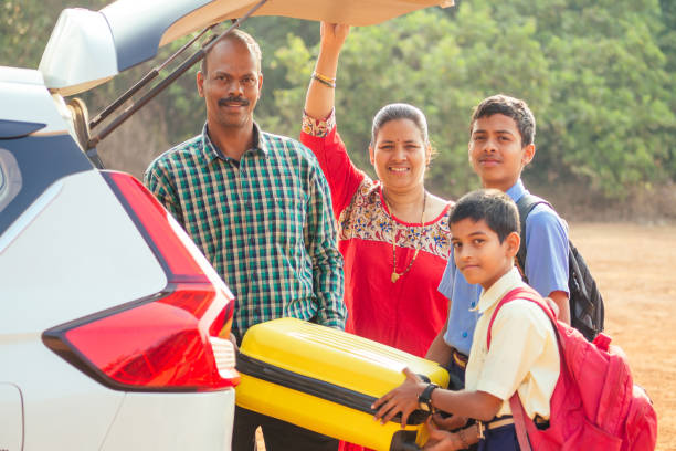 인도 가족은 새 차를 구입하고 해변 휴가를 갈 준비가되었습니다. - india car indian culture indian ethnicity 뉴스 사진 이미지