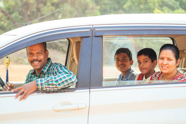 famille indienne achetant une nouvelle voiture et prêt à partir en vacances à la plage - car loan audio photos et images de collection