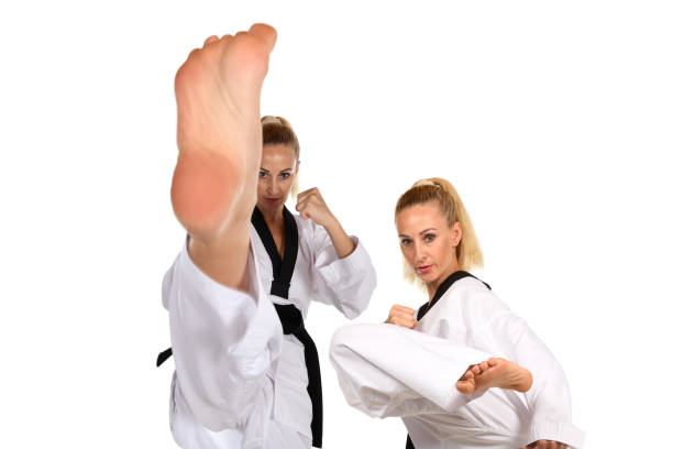 самооборона тхэквондо - martial arts women tae kwon do black belt стоковые фото и изображения