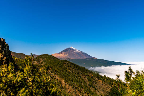 paysage avec des nuages dans le parc national du teide, île de tenerife. - el teide national park photos et images de collection