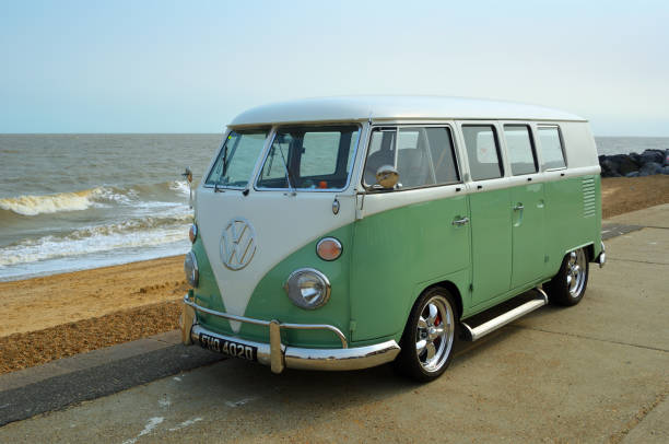 clássico verde e branco vw camper van estacionado no seafront promenade. - semi truck vehicle trailer truck empty - fotografias e filmes do acervo