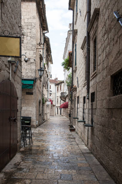 istock Narrow street 1399167888