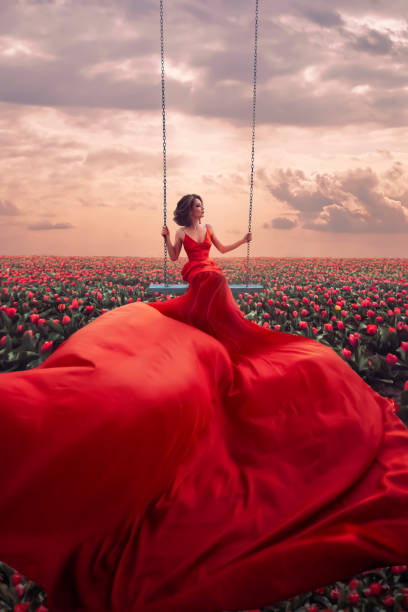 hermosa mujer en el campo de los tulipanes - floral dress fotografías e imágenes de stock