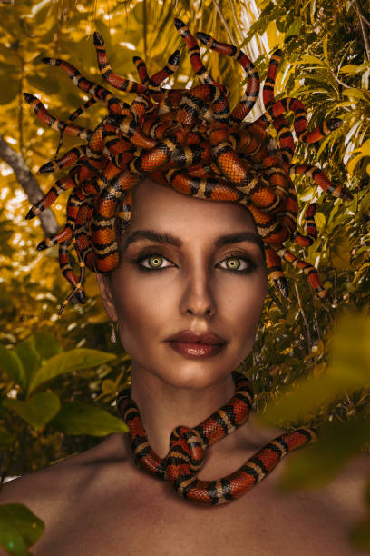 hermosa mujer como gorgona con serpiente de maíz - gorgon fotografías e imágenes de stock