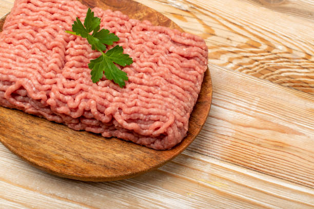 turkey mince meat, ground fresh fillet, uncooked mincemeat - meat grinder ground beef meat imagens e fotografias de stock