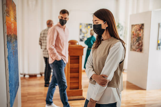 woman in art gallery - group of people art museum clothing lifestyles imagens e fotografias de stock