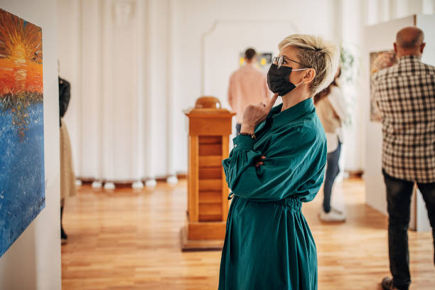 woman in art gallery - group of people art museum clothing lifestyles imagens e fotografias de stock