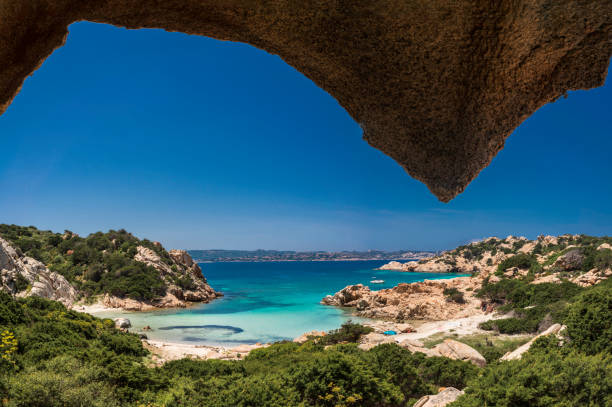 cala napoletana auf der insel caprera, sardinien, italien - insel caprera stock-fotos und bilder