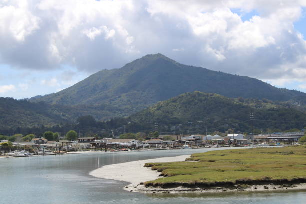 동쪽을 바라 보는 물에서 타말파이스 산의 전망 - san rafael 뉴스 사진 이미지