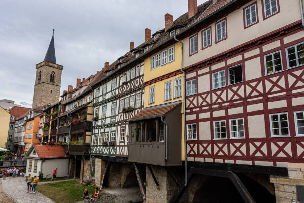 erfurt, germania, 28 luglio 2020: corridoio principale nel kramerbrucke, il ponte dei mercanti, continuamente abitato da oltre 500 anni - krämerbrücke foto e immagini stock